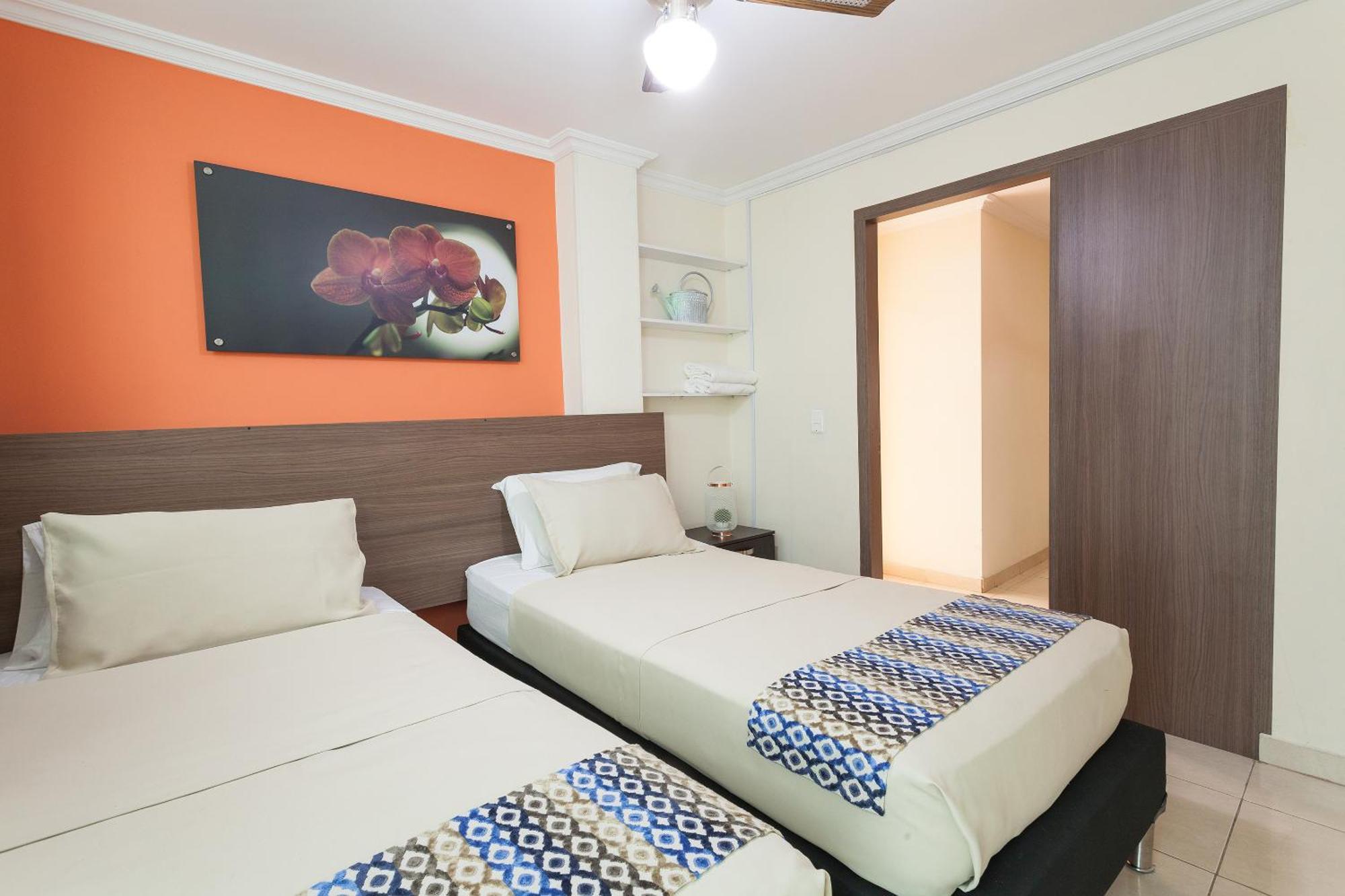 Apartamentos Laureles De La 70 Меделин Екстериор снимка